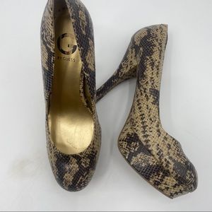 Guess snakeskin round-toe platform pumps size 10